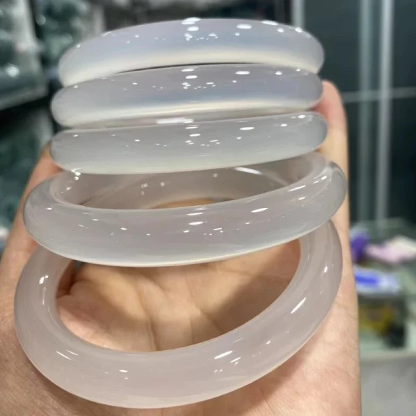 Vòng Mã Não Trắng Bạch Nguyệt Quang Bản Hẹ Lắc Tay Thời Trang - Hình ảnh 4