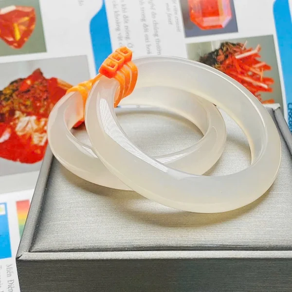 Vòng Mã Não Trắng Bạch Nguyệt Quang Bản Hẹ Lắc Tay Thời Trang - Hình ảnh 5
